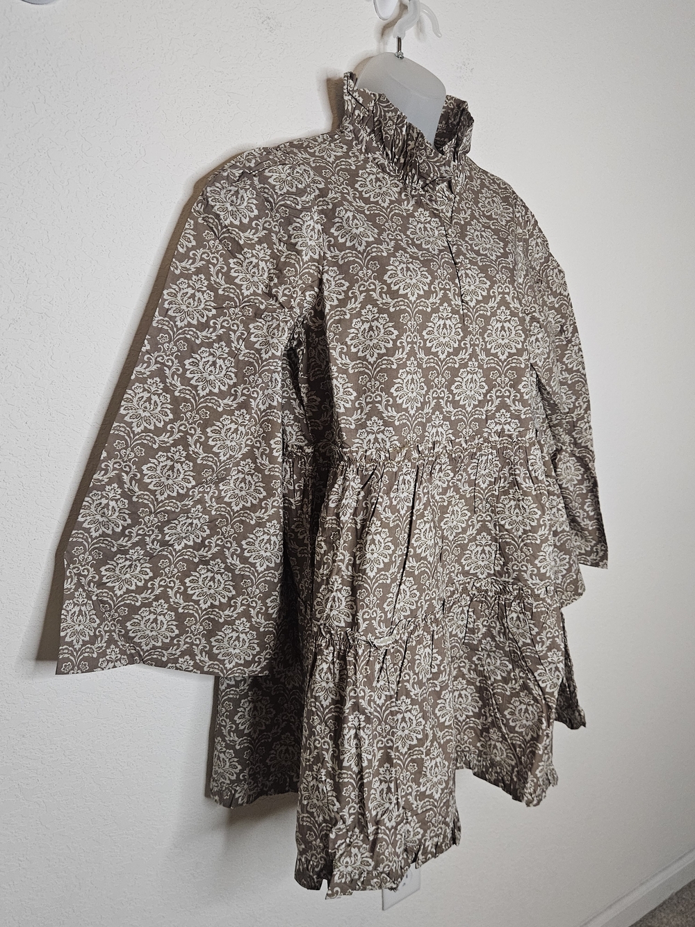 Hyacinth House by Tuckernuck Olive Bell Sleeve Tiered Mini Dress NWT Medium - Picture 5 of 16